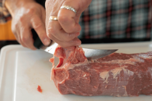 trimming eye of round roast 1200x800 1